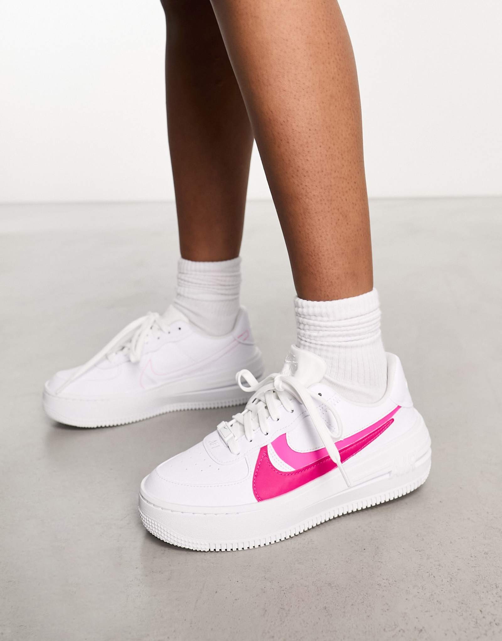 Кроссовки Nike Air Force 1 PLT.AF.ORM белого и ярко-розового цветов
