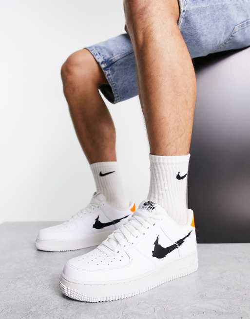 Nike – Air Force 1 SE – Vita sneakers med svart swoosh-logga