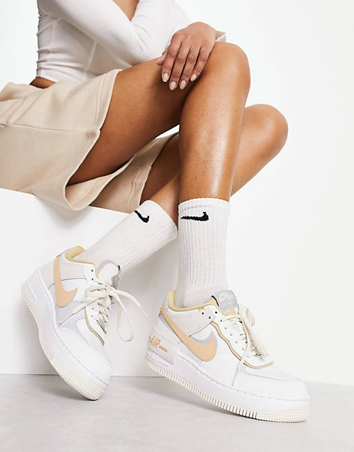 pris bag Ja Nike - Air Force 1 Shadow - Hvide og beige sneakers | ASOS