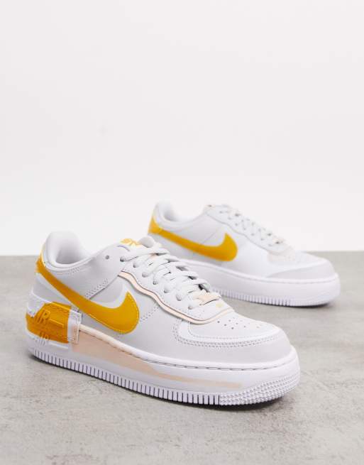 Nike Air Force 1 Shadow Sneakers in grijs met geel