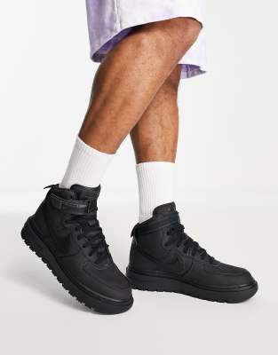 NIKE AIR FORCE 1 HIGH BOOT TRIPLE BLACK per €179,00