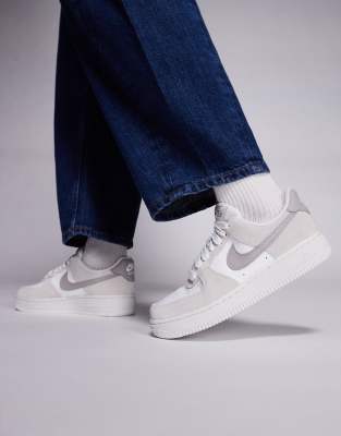 Nike - Air Force 1 - Sneaker in Beige und Cremeweiß-Schwarz