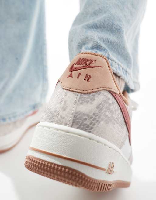 Nike – Air Force – Sneaker in Weiß und mit Schlangenmuster ASOS