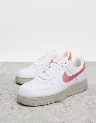 Nike - Air Force 1 - Sneakers anni '07 bianche rosa e arancioni | ASOS
