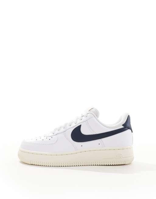 Nike - Air Force 1 - Sneakers in gebroken wit en marineblauw, 2 van 5