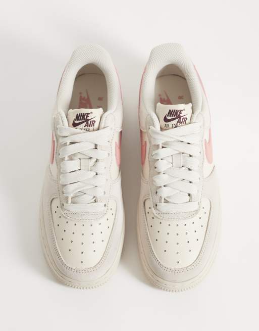 Nike Air Force 1 sneakers in sanddrift / rust pink / burgundy crush, 3 di 5