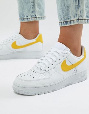 Nike - Air Force 1 - Sneakers in wit en geel | ASOS