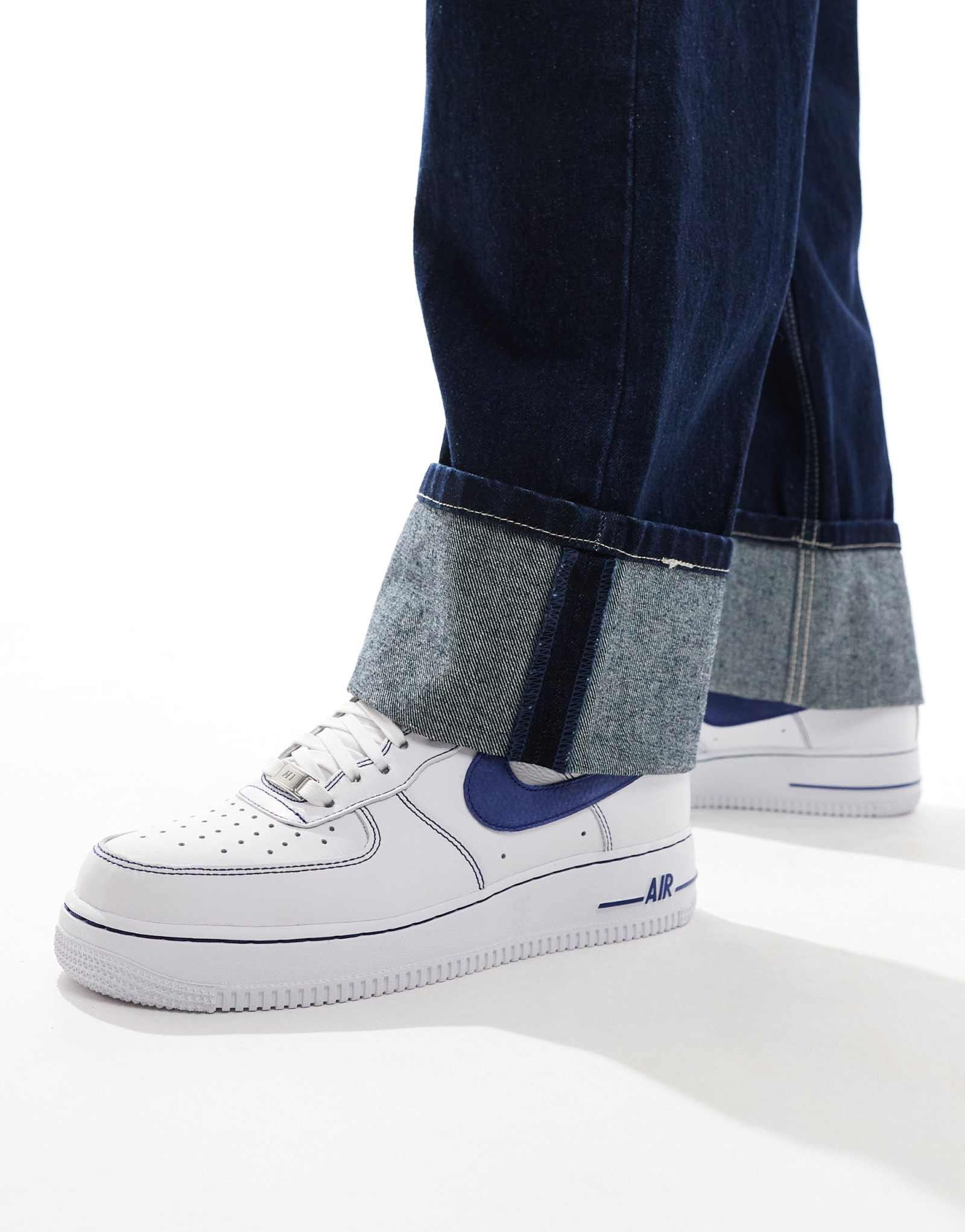 Кроссовки Nike Air Force 1 с контрастной строчкой белого и синего цветов