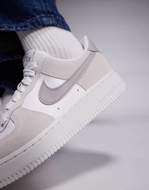 Nike Air Force 1 trainers in beige and grey, 3 of 5