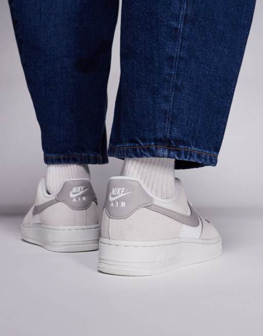 Nike Air Force 1 trainers in beige and grey, 4 of 5
