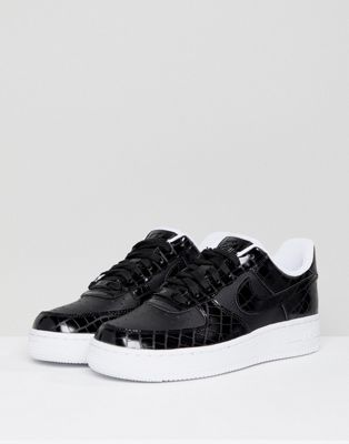 Nike Air Force 1 Trainers In Black 