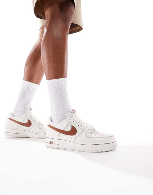 Nike – Air Force 1'07 LV8 – Sneaker in Elfenbeinweiß und Braun       