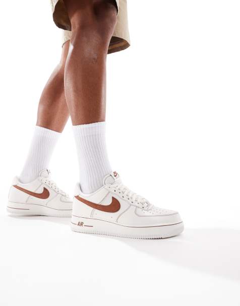 Nike Air Force 1'07 LV8 - Sneakers in ivoorwit en bruin - view 1