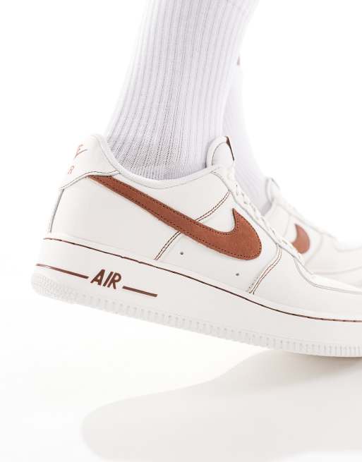 Nike Air Force 1'07 LV8 trainers in beige and brown