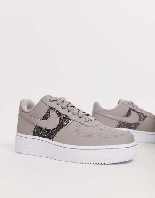 Nike Air Force 1 07 Sneaker in Glitzer Optik