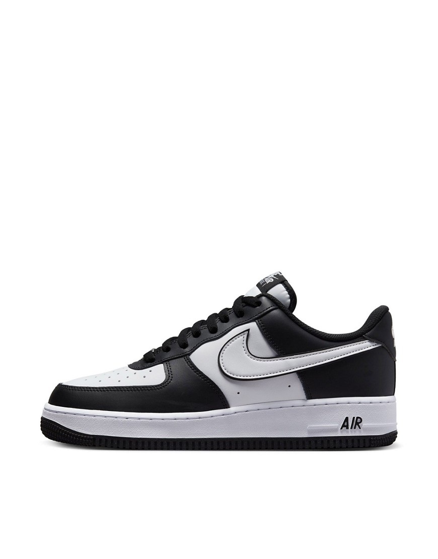 Air Force 1'07 sneakers in black and white