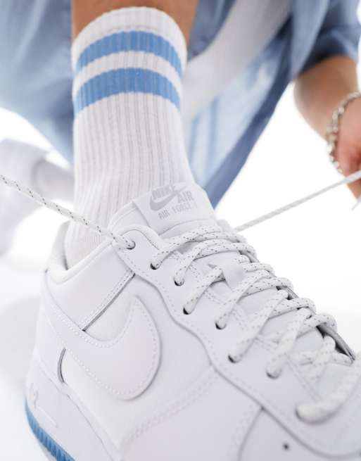 Nike Air Force 1 07 Baskets Blanc et argent r fl chissant