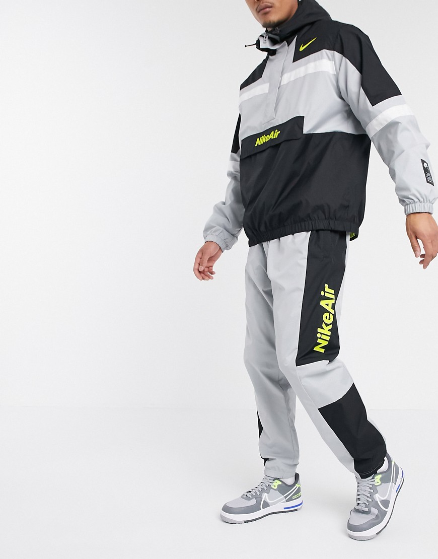Nike Air - Grå vævede joggingbukser med manchetter