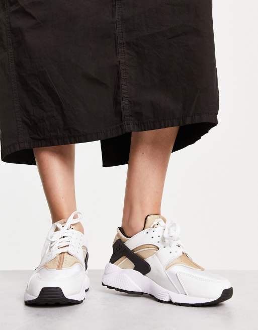 Nike – Air Huarache – Buty sportowe w kolorze białym, czarnym i beżowym, 4 z 4