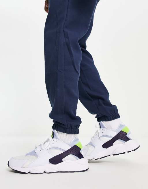 Nike huarache outlet white with jeans