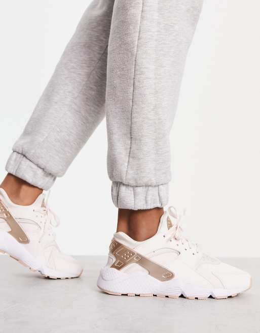 Nike Air Huarache Sneaker in zartem Rosa und mit Metallic