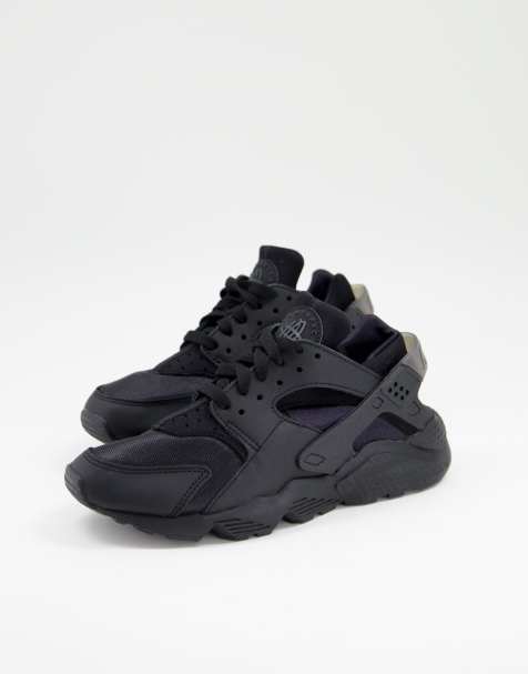 Women's all hotsell black nikes