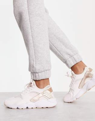 bloeden Kelder oogst Nike - Air - Huarache - Sneakers in zacht roze en metallic glans | ASOS