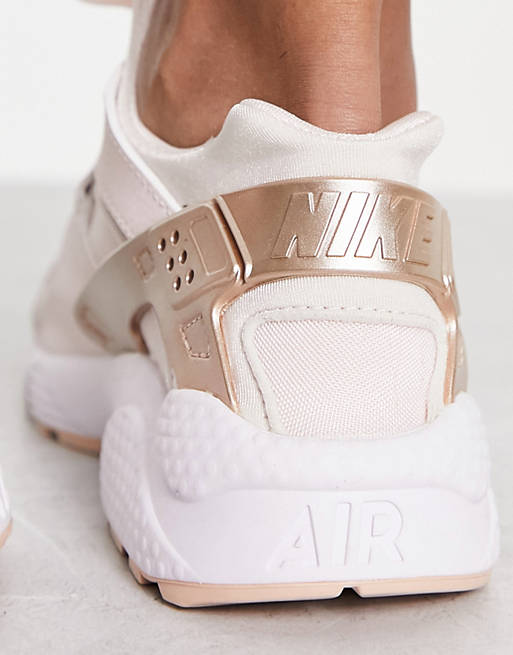 heel veel Polijsten hoogtepunt Nike - Air - Huarache - Sneakers in zacht roze en metallic glans | ASOS