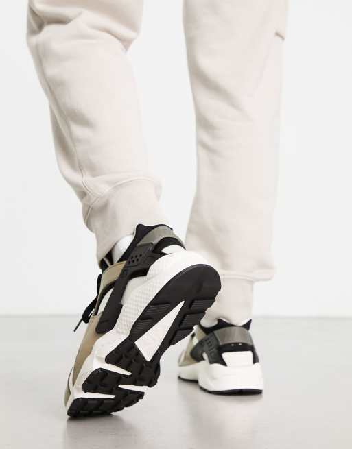 ondersteboven Vertrouwen op bus Nike Air Huarache trainers in black and brown | ASOS