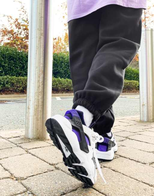 Nike – Air Huarache – Vita-, svarta- och lila träningsskor, 2 av 4