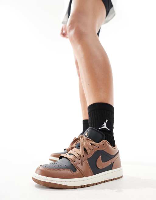 Nike - Air Jordan 1 – Bruna och svarta sneakers med låga skaft 