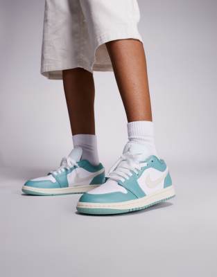 Nike - Air Jordan 1 - Lage sneakers in wit en lichtblauw - view 1