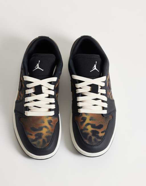 Nike Air Jordan 1 Low baskets en noir et marron velours, 2 de 5