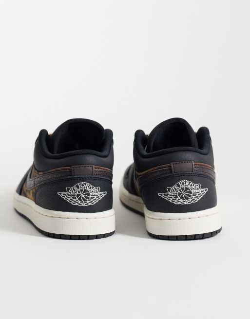 Nike Air Jordan 1 Low baskets en noir et marron velours, 4 de 5