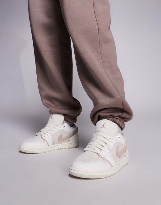 Nike Air Jordan 1 Low SE sneakers in light brown, 3 of 5