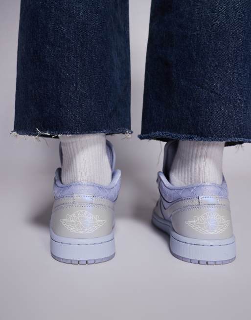 Nike Air Jordan 1 Low SE V3 sneakers in light blue, 3 of 5