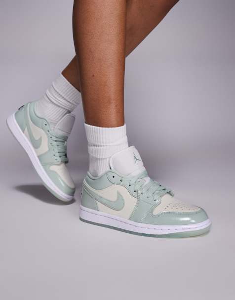 Nike – Air Jordan 1 Low SE – Vita och gröna sneakers med låga skaft - view 1