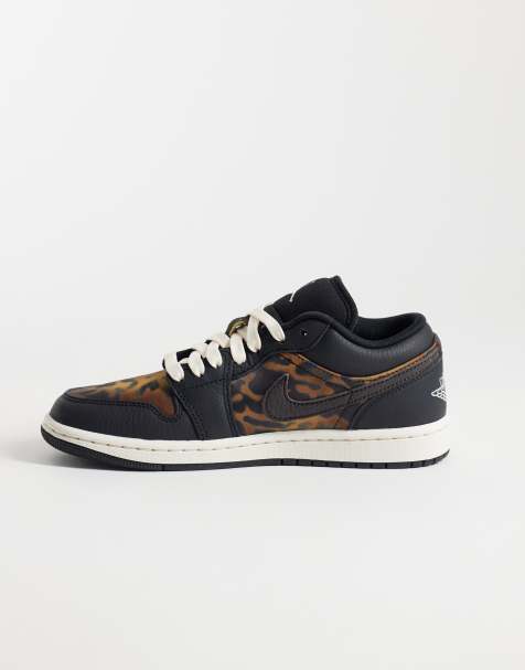 Nike Air Jordan 1 Low Sneaker in Schwarz und Samtbraun - view 1