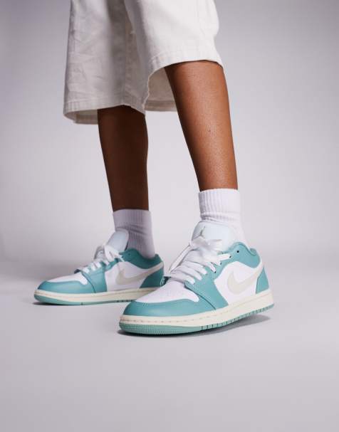 Nike – Air Jordan 1 Low – Sneaker in Weiß und Hellblau - view 1