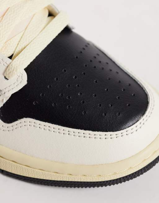 Nike Air Jordan 1 Low sneakers in beige and pink, 2 of 5