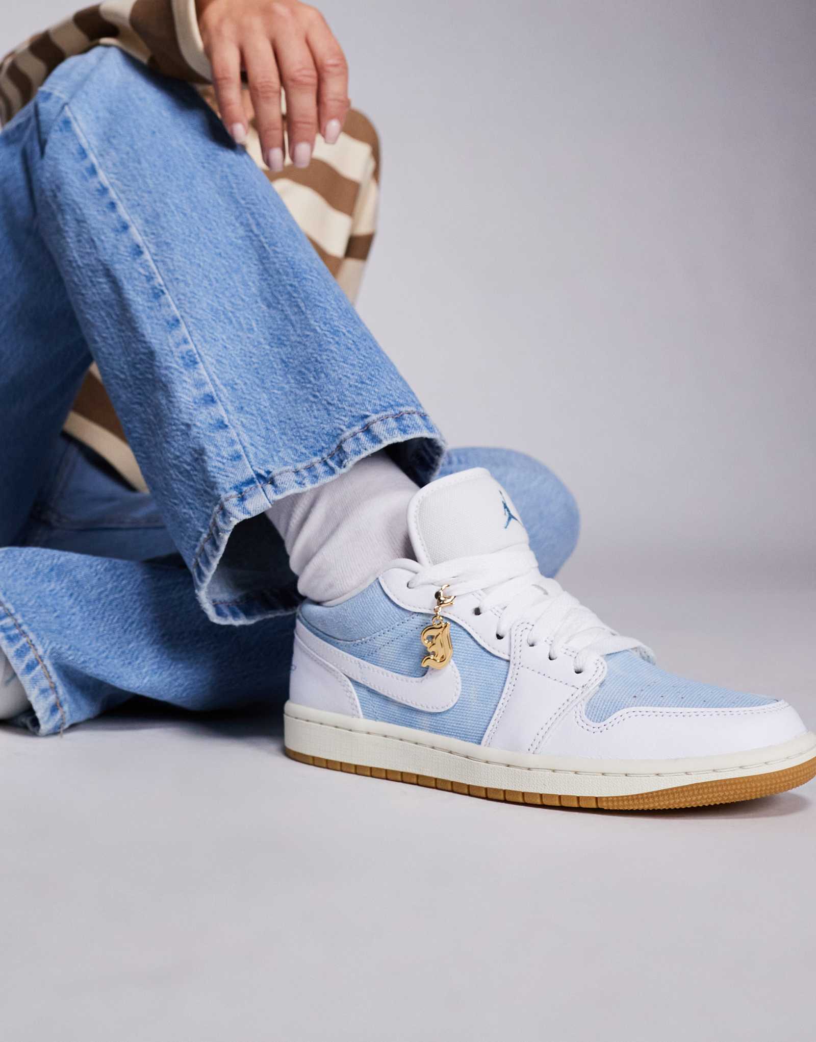 Низкие кроссовки Nike Air Jordan 1 светло-голубого и белого цветов