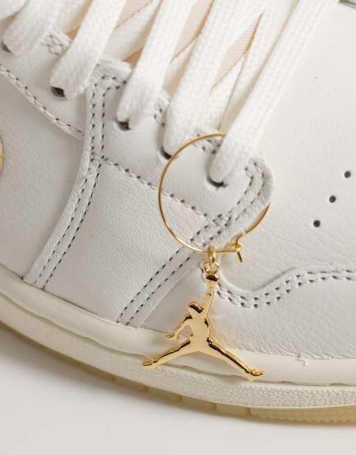 Nike Air Jordan 1 Low sneakers in off white and gold, 3 of 5