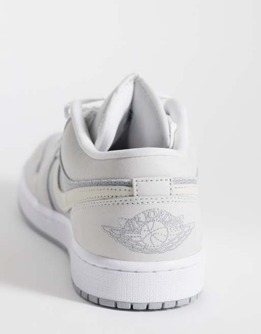 Nike Air Jordan 1 low sneakers intrecciate in azzurro chiaro e bianco sporco, 2 di 5