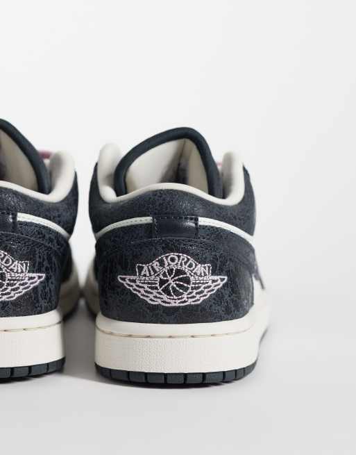 Nike Air Jordan 1 Low sneakers SE V2 in black and white, 4 of 5