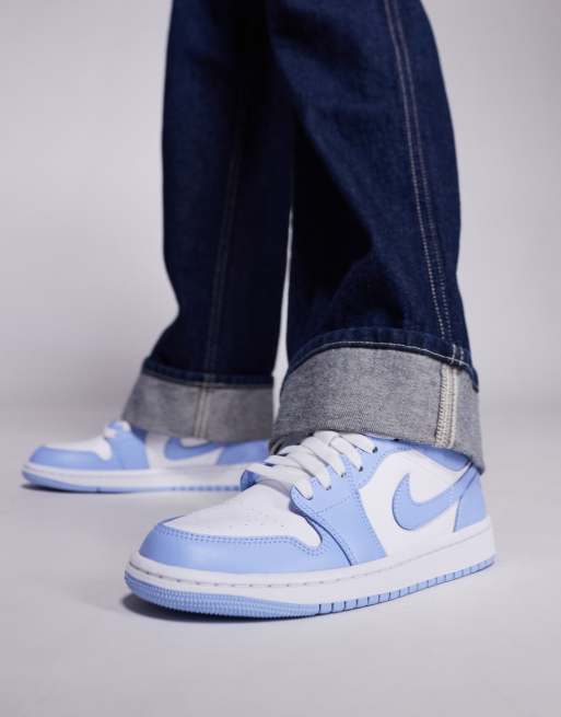 Nike Air Jordan 1 Low trainers in blue and white, 3 of 5