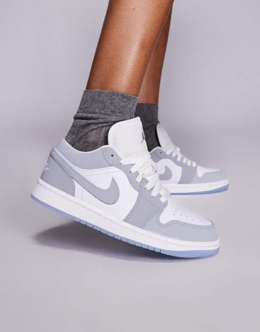 Nike Air Jordan 1 Low trainers in white and grey, 2 of 5