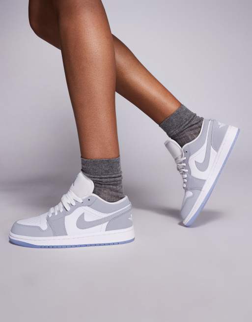 Nike Air Jordan 1 Low trainers in white and grey, 3 of 5