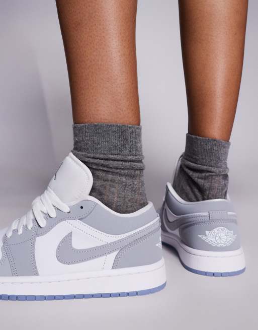 Nike Air Jordan 1 Low trainers in white and grey, 5 of 5