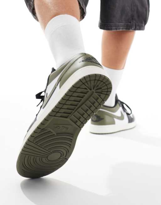 Nike Air Jordan 1 Low trainers in white, green and black, 4 of 5