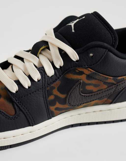Nike Air Jordan 1 Low zapatillas de deporte en negro y marrón terciopelo, 3 de 5